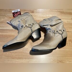 Dingo Ladies Tan pig slouch w/ harness in size 9.5 medium